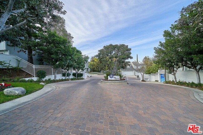 380 Avenida Castilla in Laguna Woods, CA - Building Photo - Building Photo