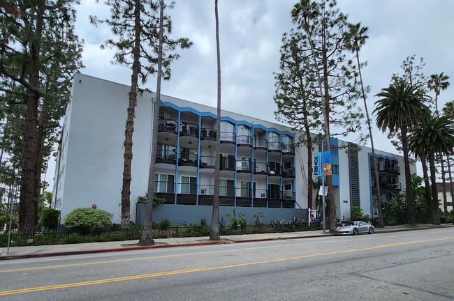 7560 Hollywood Blvd, Unit 305 in Los Angeles, CA - Foto de edificio - Building Photo