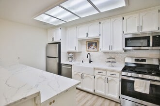 17200 Newhope St in Fountain Valley, CA - Building Photo - Building Photo