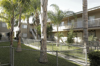 Palm St Apartments in Bellflower, CA - Foto de edificio - Building Photo