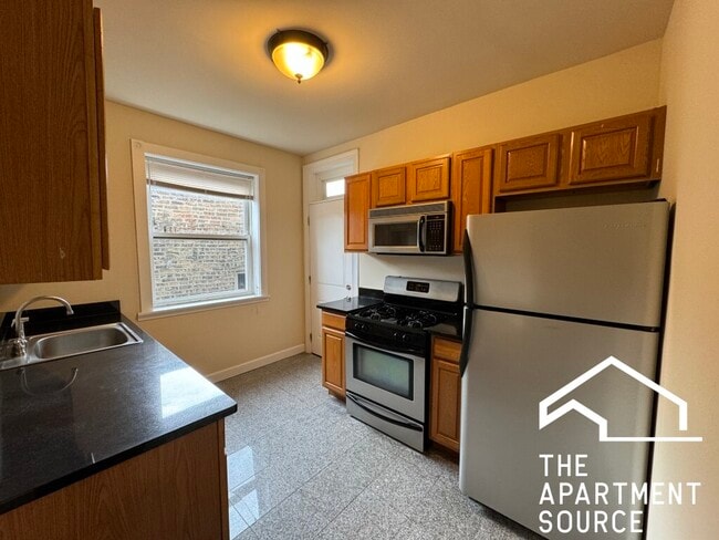2440 N Hamlin Ave, Unit 2B in Chicago, IL - Foto de edificio - Building Photo