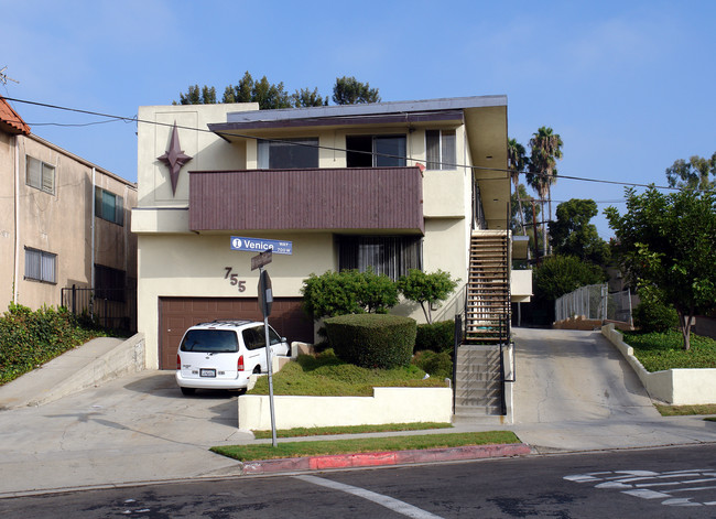 755 Venice Way in Inglewood, CA - Foto de edificio - Building Photo