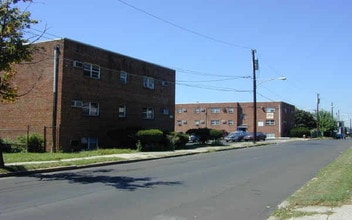 Cottage Court Apartment in Philadelphia, PA - Foto de edificio - Building Photo