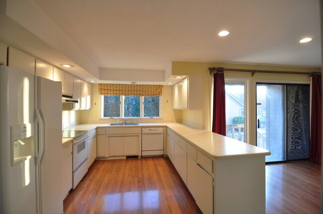 property at 9405 Hartwick Cir SE