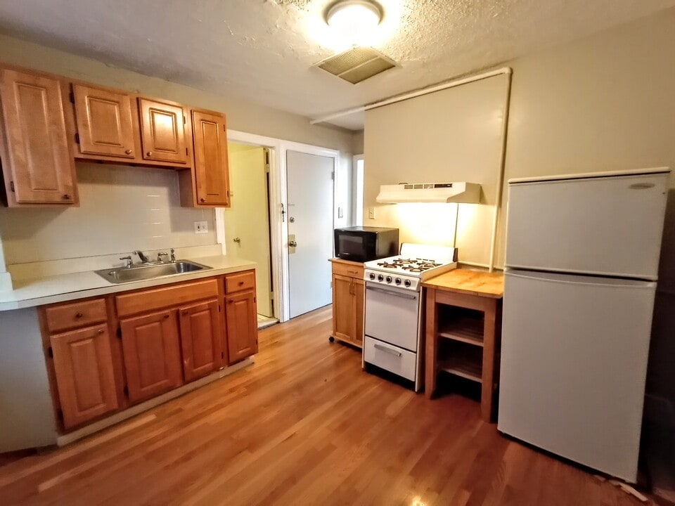 18 Parmenter St, Unit 1 in Boston, MA - Building Photo