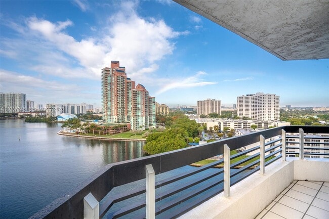 3530 Mystic Pointe Dr in Aventura, FL - Foto de edificio - Building Photo