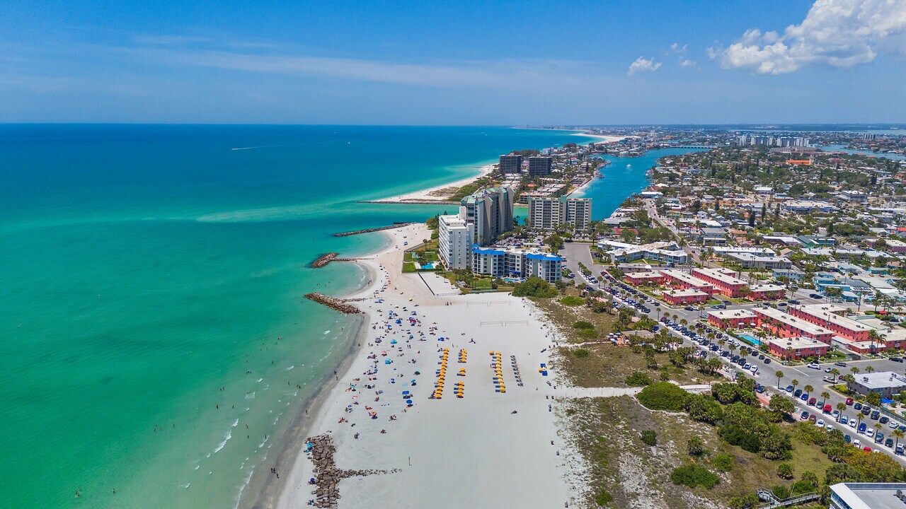 680 71st Ave, Unit 12 in St Pete Beach, FL - Foto de edificio