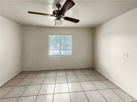 2239 Iris Way in Ft. Myers, FL - Building Photo