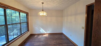 303 Cacique Ct in Woodstock, GA - Foto de edificio - Building Photo