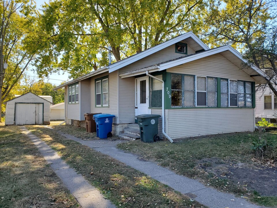 709 W Parker St in Waterloo, IA - Foto de edificio