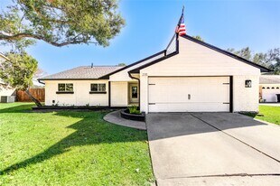 235 E Castle Harbour Dr in Friendswood, TX - Building Photo