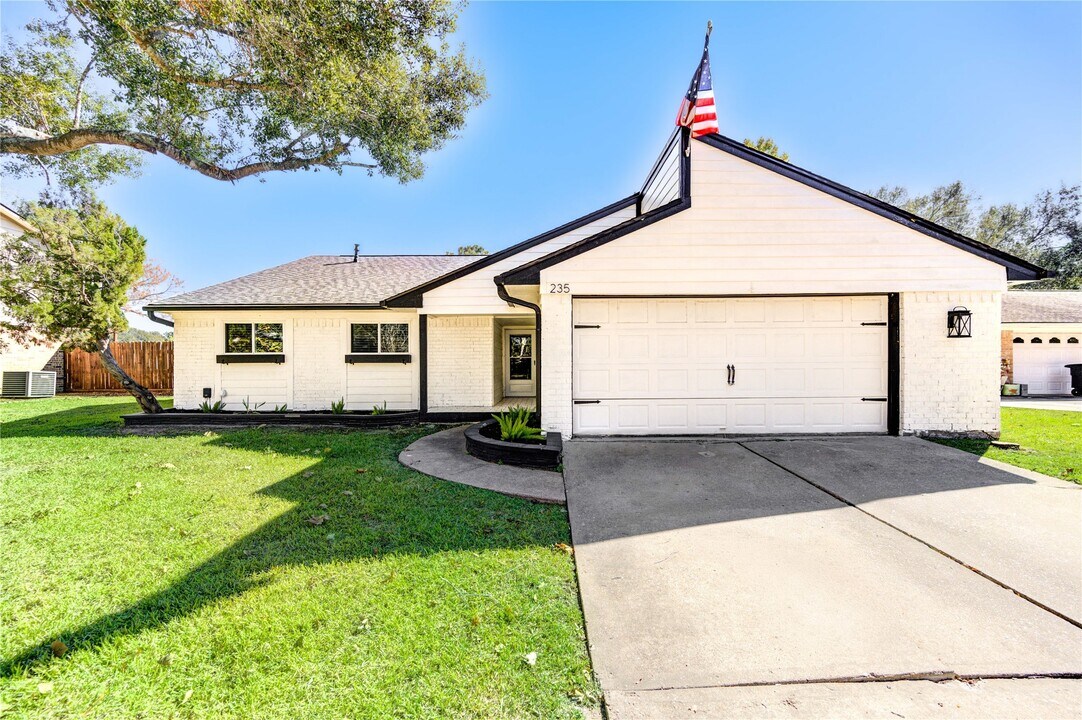 235 E Castle Harbour Dr in Friendswood, TX - Foto de edificio