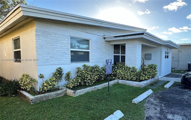 2446 Johnson St in Hollywood, FL - Foto de edificio - Building Photo