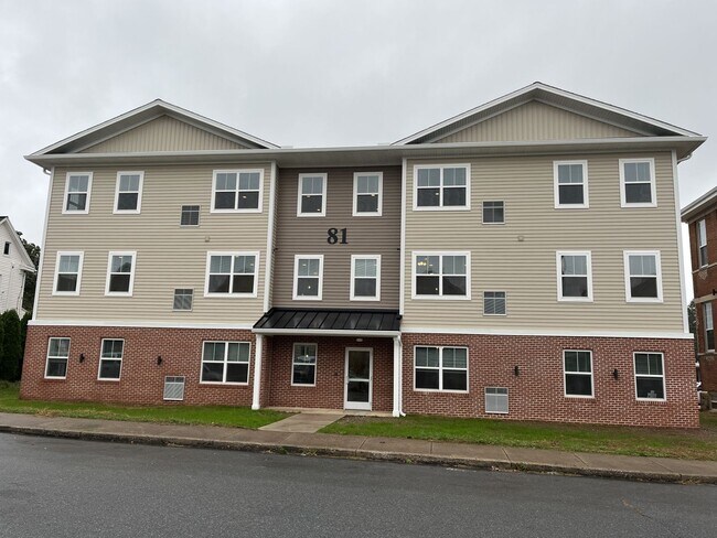 81 S Third St in Mount Wolf, PA - Foto de edificio - Building Photo