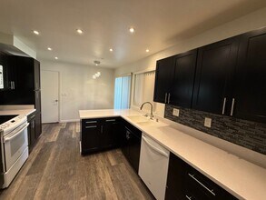 7118 Village 7 in Camarillo, CA - Building Photo - Building Photo