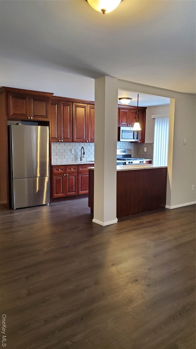 460 Old Town Rd in Port Jefferson Station, NY - Building Photo - Building Photo