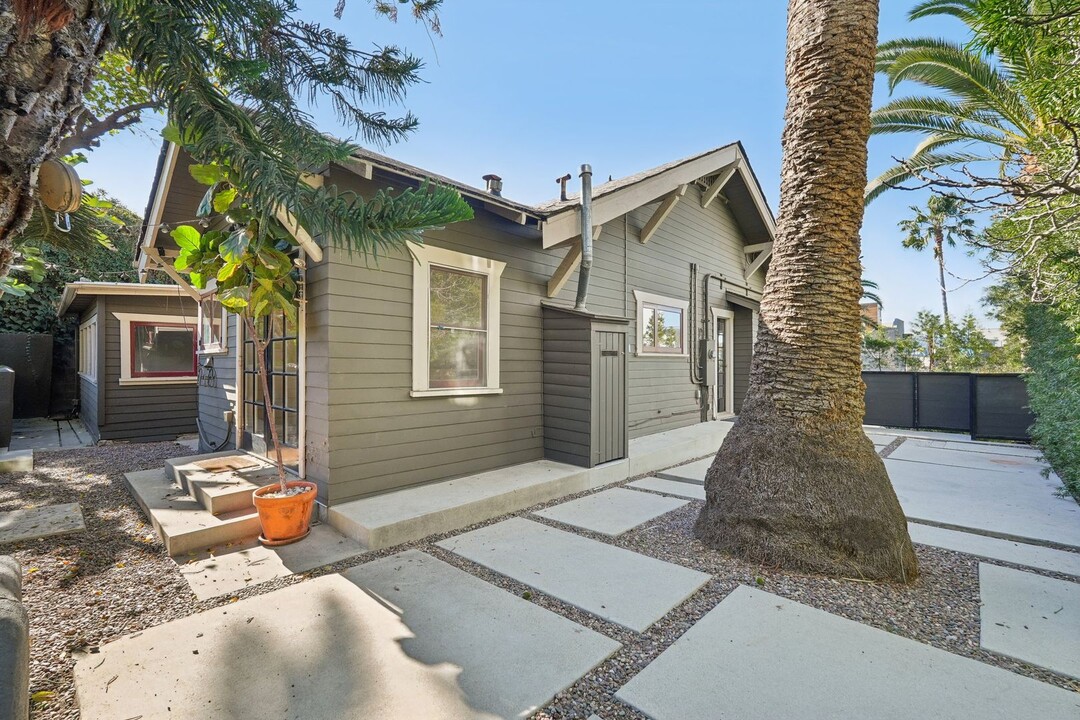 1044 Manzanita St-Unit -1044 in Los Angeles, CA - Building Photo