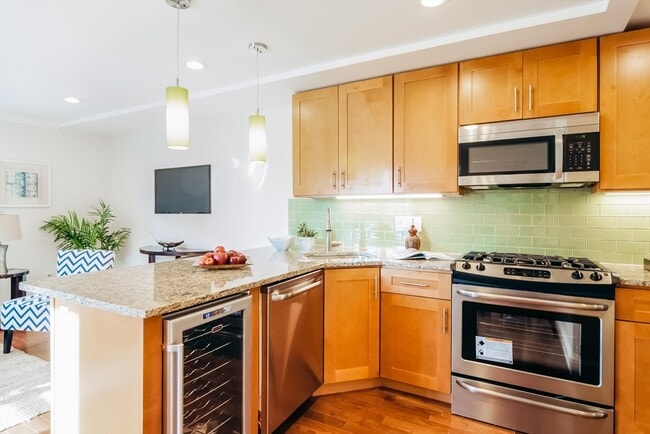 108 Maverick St in Boston, MA - Foto de edificio - Building Photo