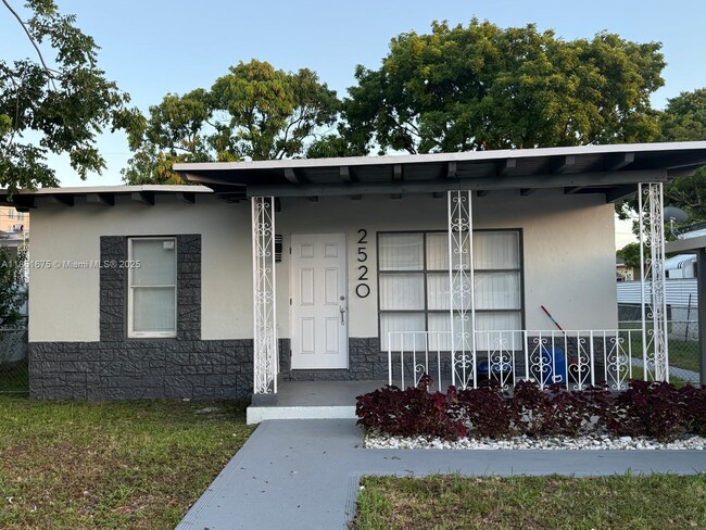 2520 NW 55th St in Miami, FL - Building Photo - Building Photo