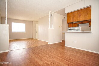 8548 Arboleda Dr in El Paso, TX - Building Photo - Building Photo