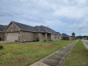 5231 Lagoon Ct in Bacliff, TX - Building Photo - Building Photo