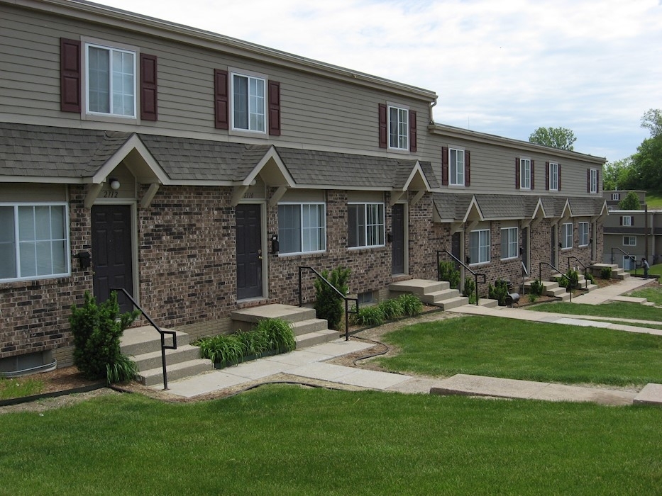 Blue Valley Court Townhomes in Kansas City, MO - Building Photo