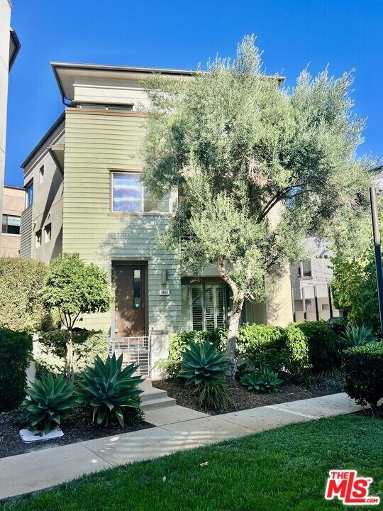 5849 S Sparrow Ct in Los Angeles, CA - Building Photo