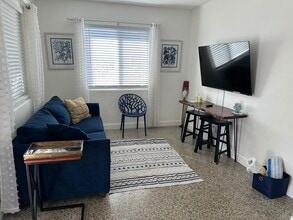 1258 Beach Rd, Unit 5 through 9 in West Palm Beach, FL - Foto de edificio - Building Photo