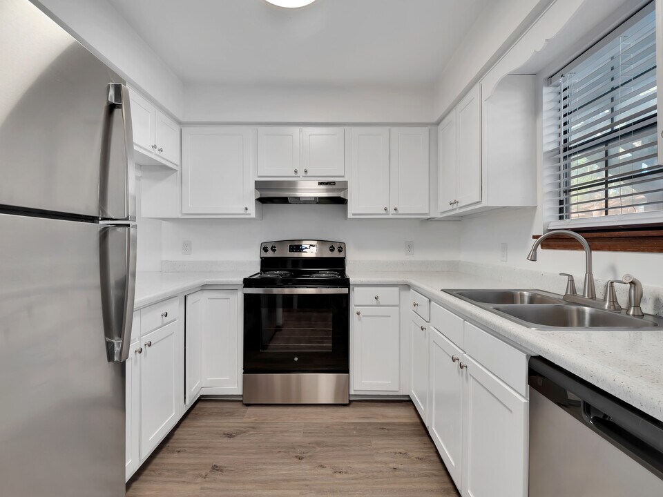 Castle Apartments in Tallahassee, FL - Building Photo