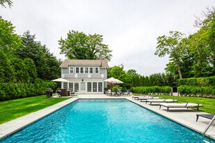 196 Hill St in Southampton, NY - Building Photo