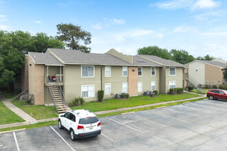 West Lodge Apartments in Baytown, TX - Building Photo - Primary Photo