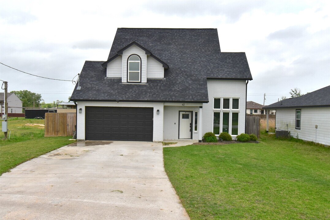 42 County Rd-5102L in Cleveland, TX - Building Photo