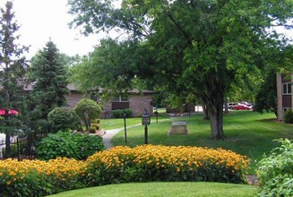 Woodlake Park in Richfield, MN - Foto de edificio - Building Photo