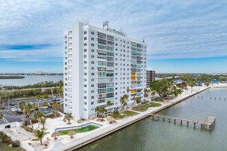 Sky Harbour in St. Petersburg, FL - Building Photo - Building Photo