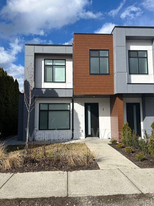 830-830 Lawson Ave in Kelowna, BC - Building Photo