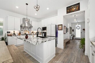 124 Sculpture in Irvine, CA - Foto de edificio - Building Photo