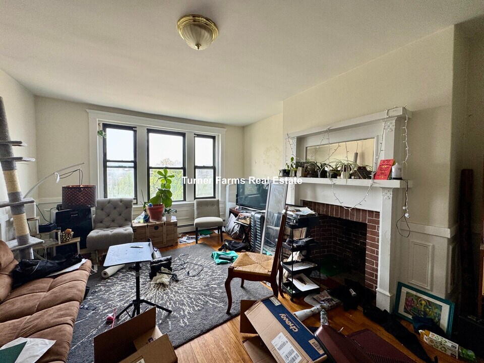 1681 Commonwealth Ave, Unit 4 in Brighton, MA - Building Photo