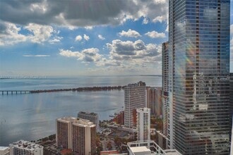 1300 Brickell Bay Dr, Unit # 1206 in Miami, FL - Foto de edificio - Building Photo