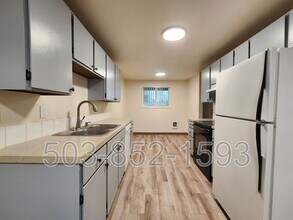 1829 NE 23rd Ct in Hillsboro, OR - Building Photo - Building Photo