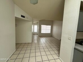 5524 Oakbriar Cir in El Paso, TX - Building Photo - Building Photo
