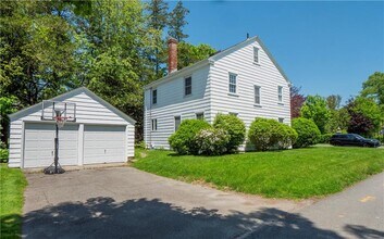 27 Red Cross Ave in Newport, RI - Building Photo - Building Photo