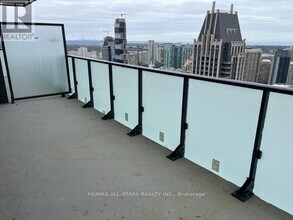 430 Square One Dr in Mississauga, ON - Building Photo - Building Photo