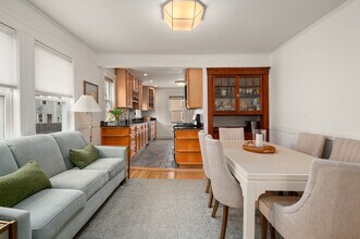 37 Everett St, Unit Gorgeous 2 Bedroom in Waltham, MA - Building Photo - Building Photo