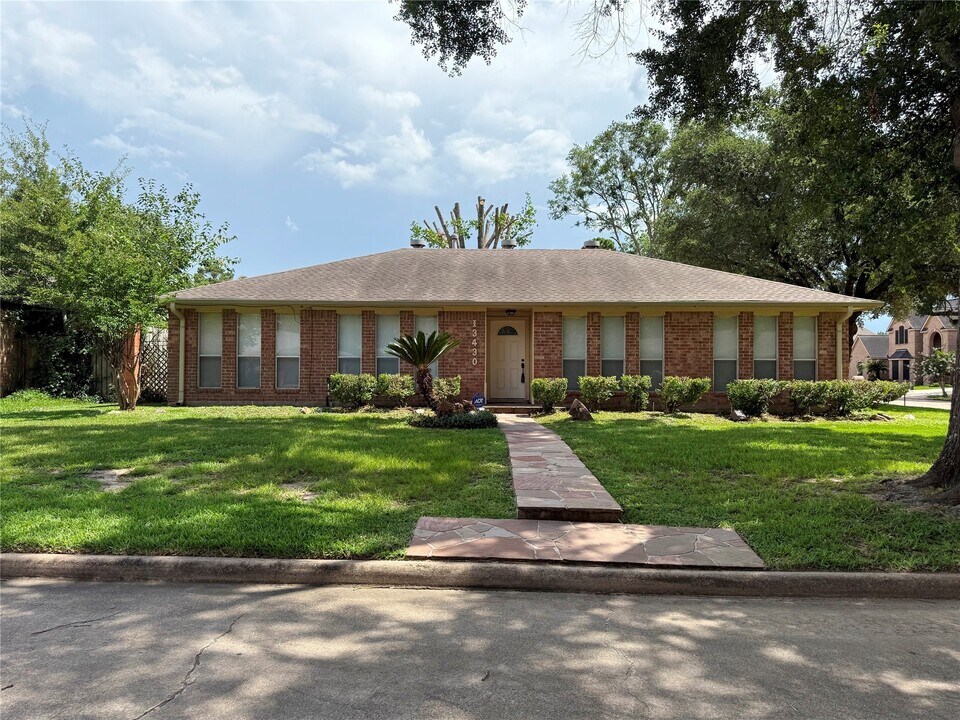 13430 Exton Ln in Houston, TX - Building Photo