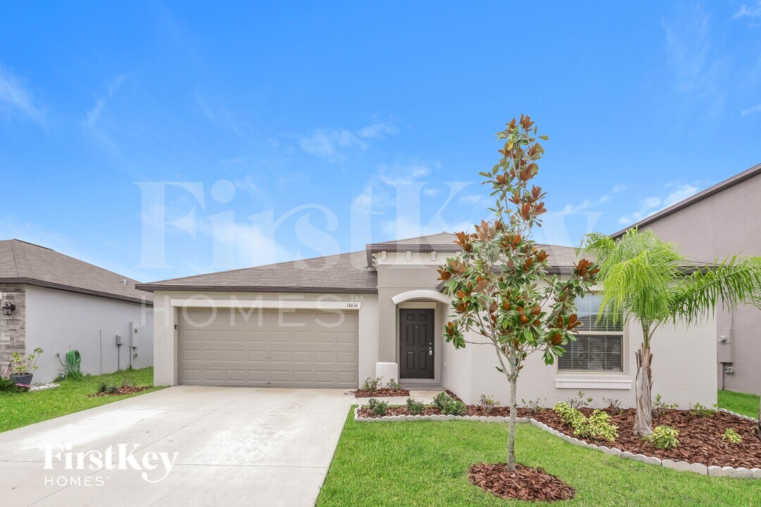 14616 Scottburgh Glen Dr in Wimauma, FL - Building Photo