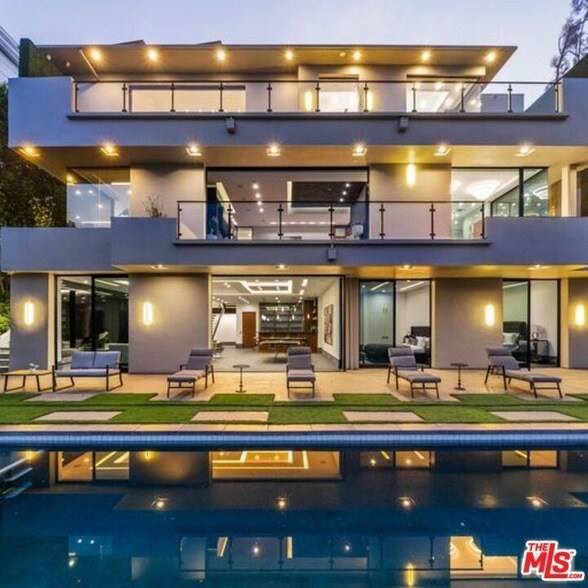 2358 Kimridge Rd in Beverly Hills, CA - Foto de edificio