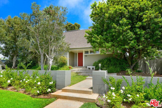 902 El Medio Ave
