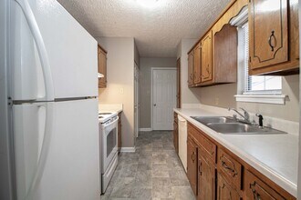 131 Lillian Dr in Oak Grove, KY - Building Photo - Building Photo