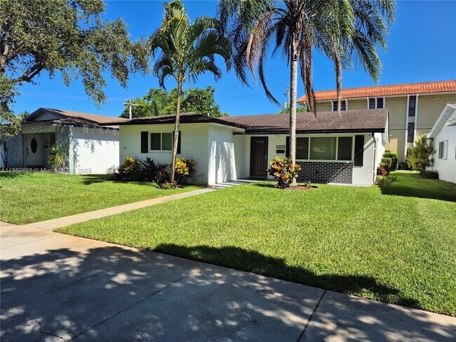 4010 N Circle Dr in Hollywood, FL - Building Photo - Building Photo