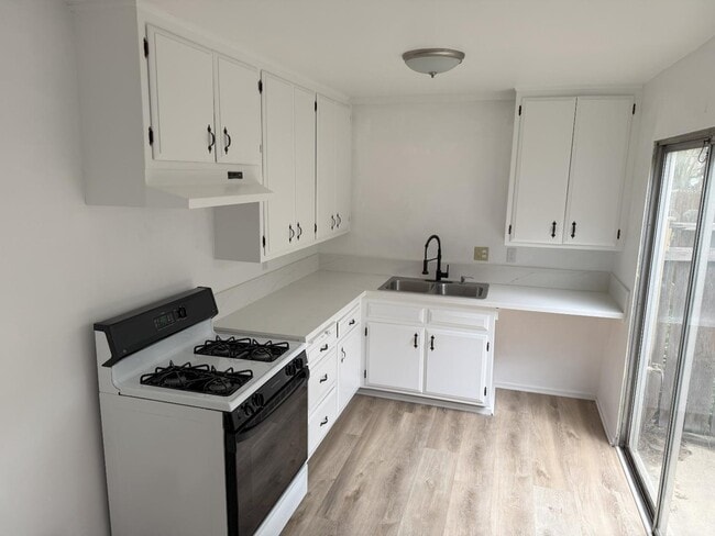 2104 Carnegie Ln in Redondo Beach, CA - Building Photo - Building Photo